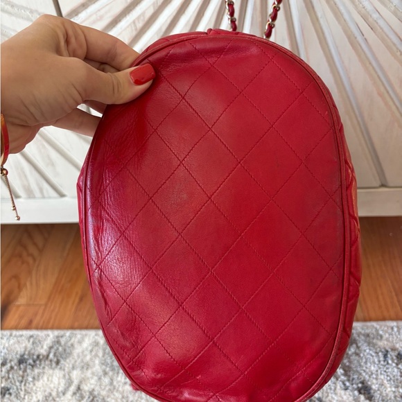 Authentic CHANEL red lambskin bucket with pouch - Picture 2 of 14